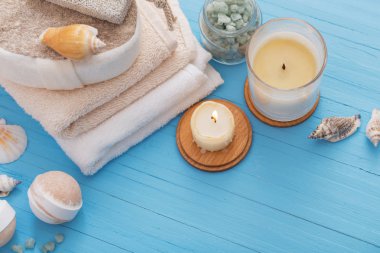 Spa kavramı mavi ahşap zemin üzerine mumlar ile