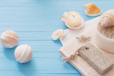 Spa kavramı mavi ahşap zemin üzerine mumlar ile