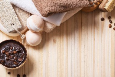 ahşap arka plan üzerinde kahve Spa konseptiyle