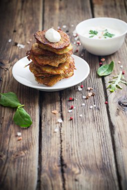 ahşap masa üzerinde ekşi kremalı patates gözlemesi