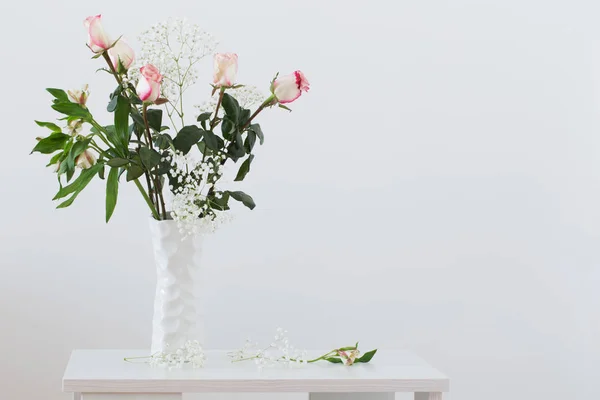 Розовые Розы Вазе — стоковое фото