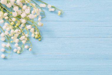 ahşap zemin üzerinde vadideki zambak