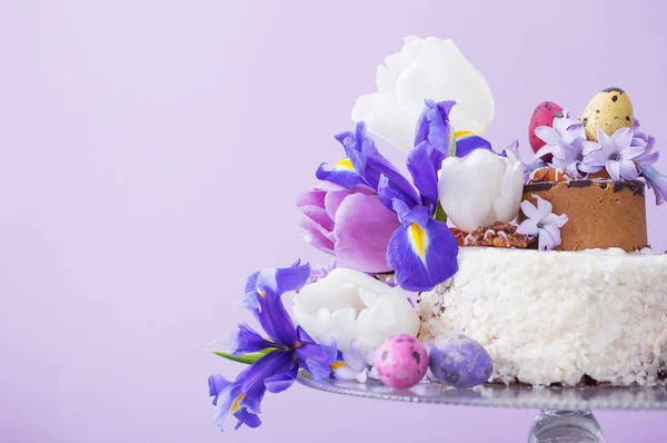 Κέικ Πασχαλινά Αυγά Και Λουλούδια — Φωτογραφία Αρχείου