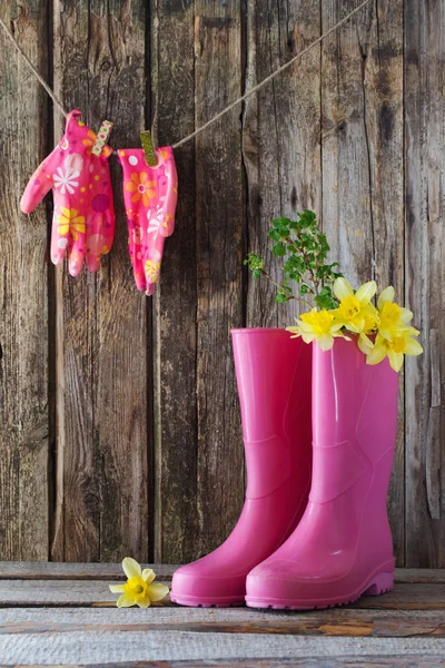 Botas Borracha Flores Primavera Fundo Madeira — Fotografia de Stock