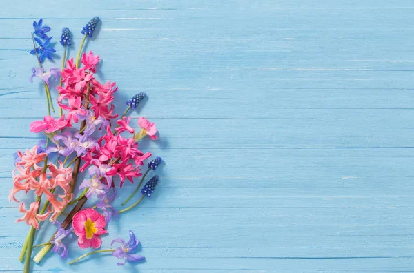 Fleurs Printemps Sur Vieux Fond Bleu Bois — Photo