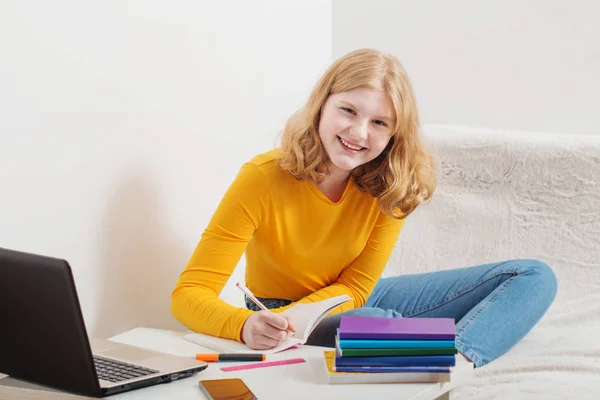 Teen Flicka Studier Och Inlärning Med Bärbar Dator Hemma Online — Stockfoto