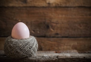 eski ahşap zemin üzerinde Paskalya yumurtaları