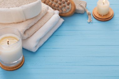 Spa kavramı mavi ahşap zemin üzerine mumlar ile