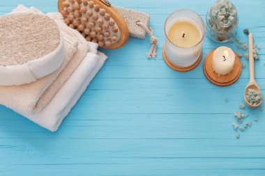 Spa kavramı mavi ahşap zemin üzerine mumlar ile