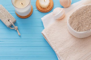 Spa kavramı mavi ahşap zemin üzerine mumlar ile