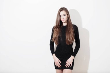 siyah elbiseli güzel genç kız