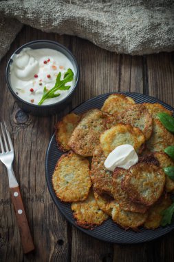 ahşap masa üzerinde ekşi kremalı patates gözlemesi