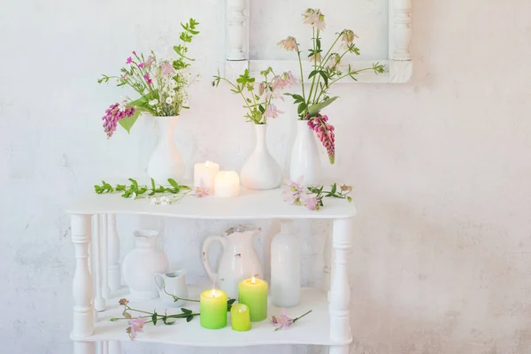 Witte Vintage Interieur Met Bloemen Kaarsen — Stockfoto