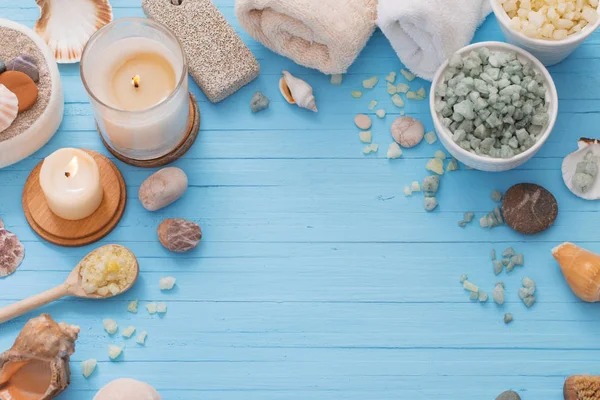 Concepto Spa Con Velas Sobre Fondo Madera Azul —  Fotos de Stock