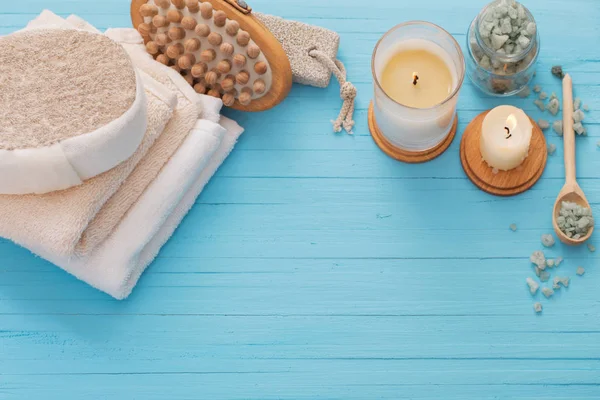 Spa kavramı mavi ahşap zemin üzerine mumlar ile
