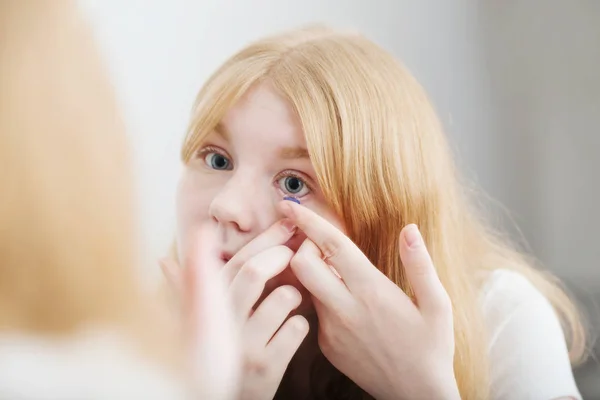 Teenie Mädchen Setzt Blaue Augenlinse Ins Auge — Stockfoto