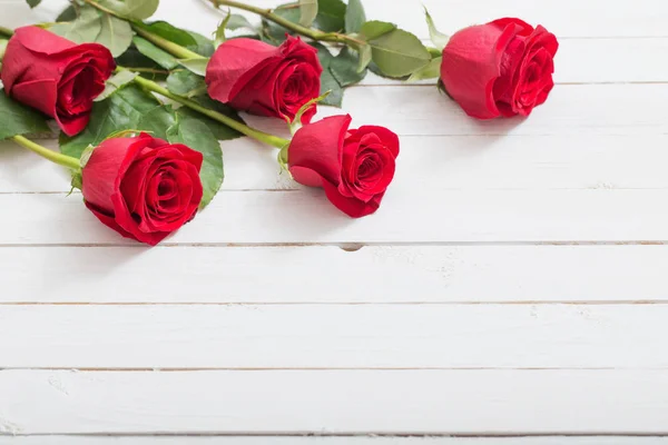 Rote Rosen Auf Weißem Holzhintergrund — Stockfoto