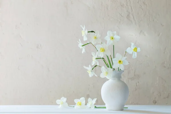 木製のテーブルの上に花瓶の白い水仙 — ストック写真