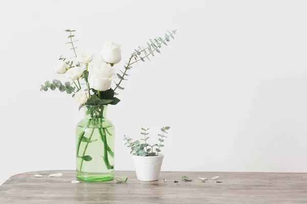 Brindilles Eucalyptus Roses Blanches Dans Vase Verre Sur Fond Blanc — Photo