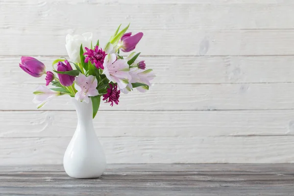 Fleurs Printemps Vase Blanc Sur Fond Bois Blanc — Photo