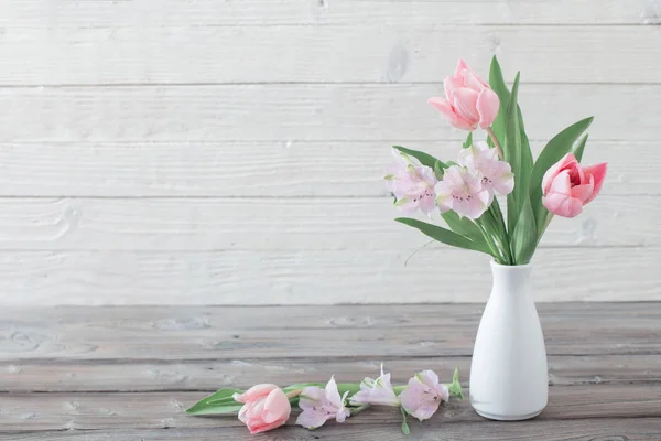 Fiori Primaverili Vaso Bianco Fondo Legno Bianco — Foto Stock