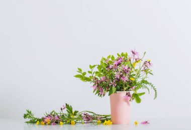 cam aranjman beyaz zemin üzerine yaz çiçek