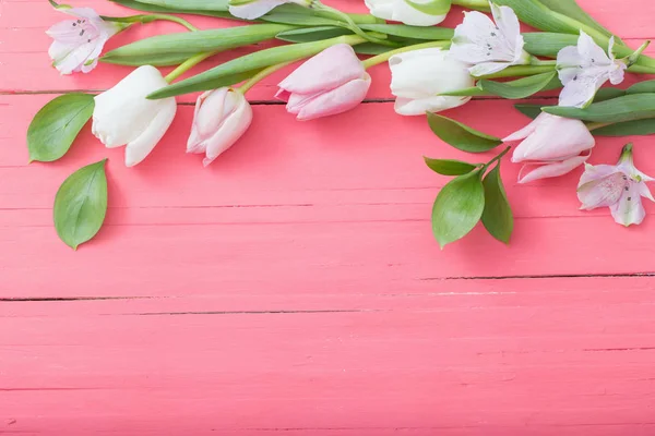 Λευκές Τουλίπες Λουλούδια Ροζ Φόντο Ξύλινη — Φωτογραφία Αρχείου