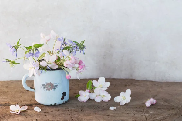 Flores Primavera Copa Sobre Mesa Madera — Foto de Stock