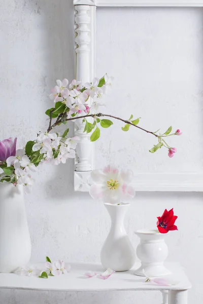 Hermosas Flores Primavera Sobre Fondo Pared Blanca — Foto de Stock