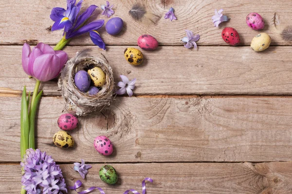 Uova Pasqua Con Fiori Primaverili Sfondo Legno — Foto Stock