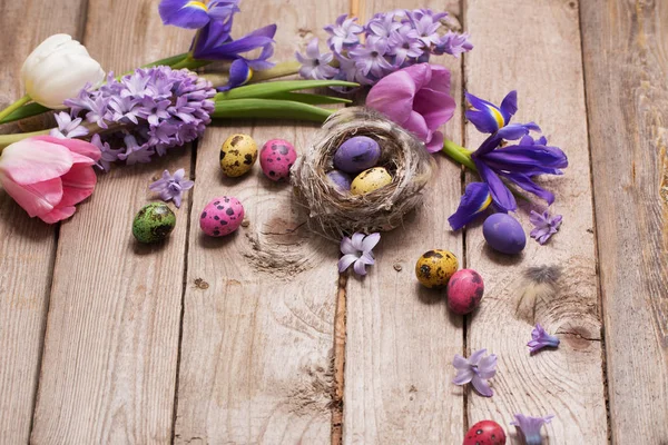 Uova Pasqua Con Fiori Primaverili Sfondo Legno — Foto Stock