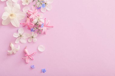 Kağıt arkaplanda güzel bahar çiçekleri