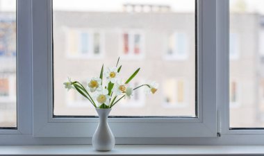 bahar çiçekleri beyaz aranjman