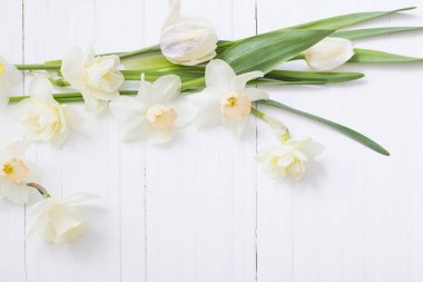 Beyaz ahşap zemin üzerinde beyaz nergis