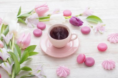 Lale ve beyaz arka plan üzerinde tatlı ile kahve. Kavram kadının ya da annenin gün Üstten Görünüm