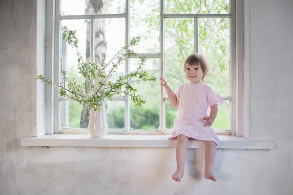 Bella Bambina Sul Vecchio Davanzale Con Fiori Primaverili — Foto Stock