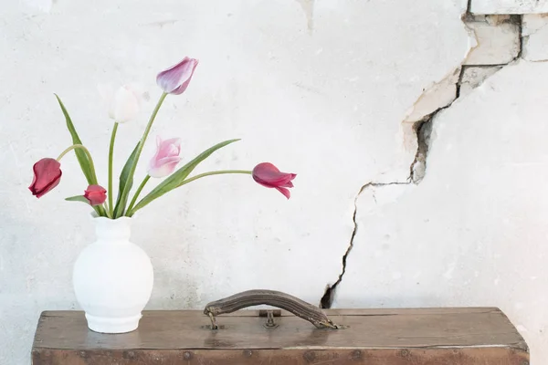 Тюльпани Білій Вазі Фоні Старої Стіни — стокове фото