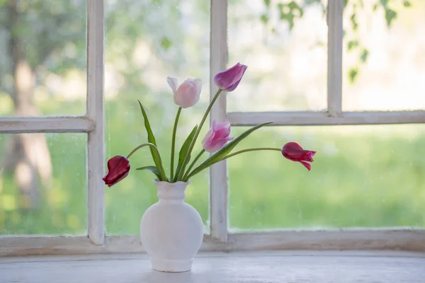 Tulipánok Vázában Régi Ablakpárkány — Stock Fotó