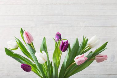 Lale Beyaz ahşap zemin üzerinde