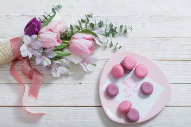 Lale ve macaroons beyaz arka plan üzerinde. Kavram kadının gün 