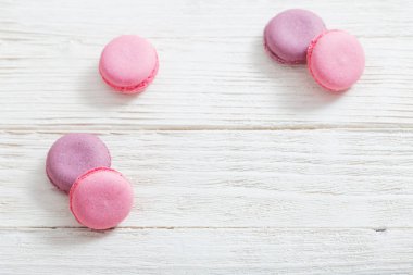 ahşap arka plan üzerinde pembe macaroons
