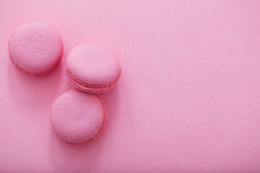 Pembe bir arka plan üzerinde pembe macaroons