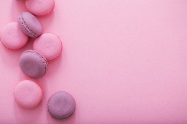 Pembe bir arka plan üzerinde pembe macaroons