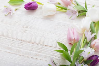 Lale Beyaz ahşap zemin üzerinde. Kavram kadının ya da annenin d