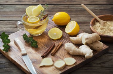 ahşap zemin üzerine zencefil ve limon çayı