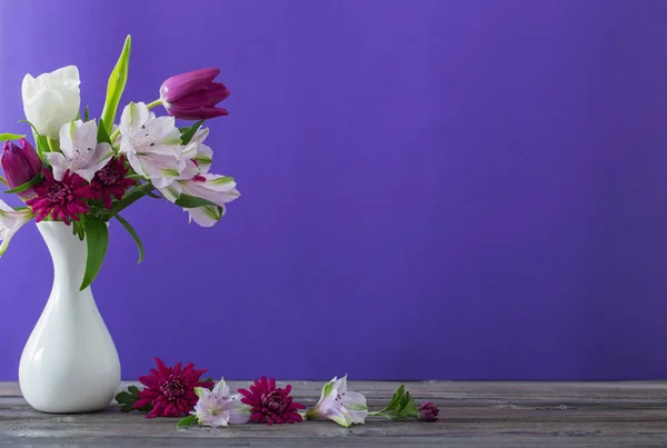 Hermosas flores de primavera en jarrón blanco — Foto de Stock
