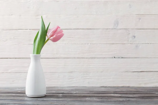 Весенние цветы в белой вазе — стоковое фото