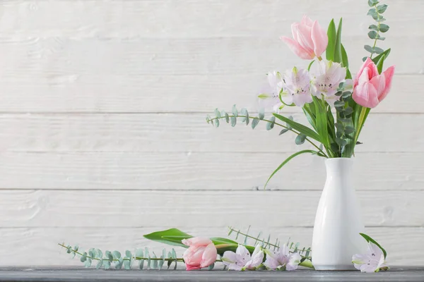 Fiori primaverili in vaso bianco — Foto Stock