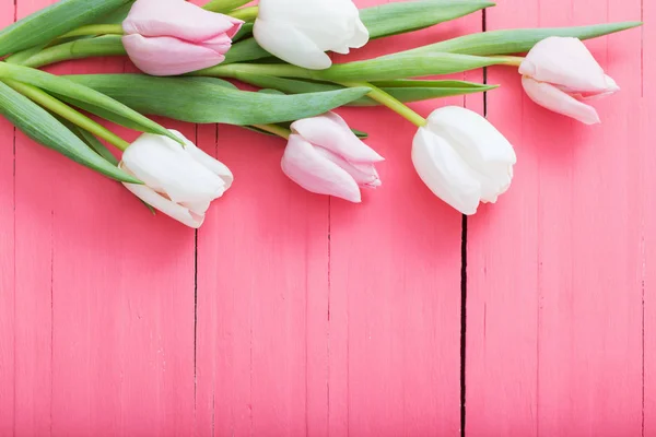Tulpen Blumen auf rosa Holz Hintergrund — Stockfoto