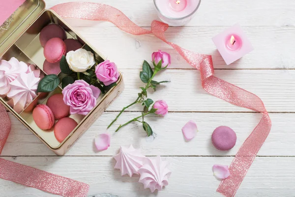 Rose, Dessert und Kerzen auf weißem Holzgrund — Stockfoto